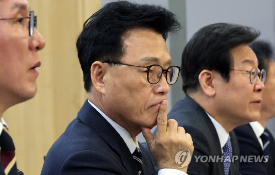 박광온 더불어민주당 원내대표가 9일 국회에서 열린 윤석열 정부 1년 평가 연속토론회에서 이재명 대표의 발언을 듣고 있다.<연합뉴스>